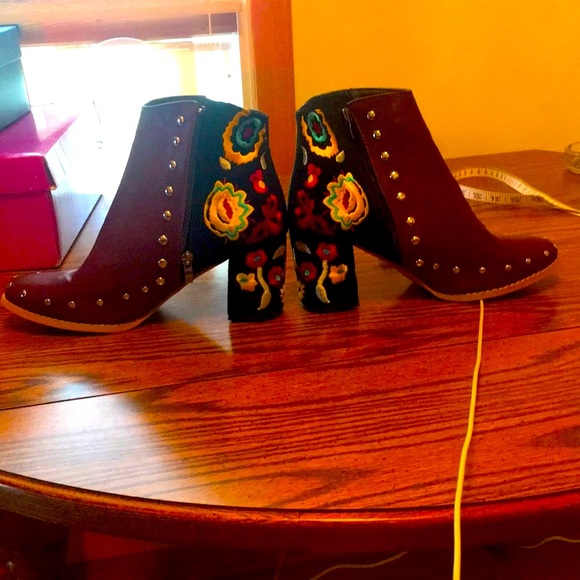 Studded leather and velvet Flowered ankle boots - Picture 2 of 6